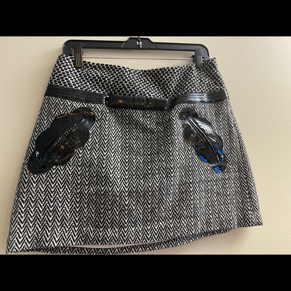 Tracy Reese New York patterned mini skirt size 6 with leather detail two pockets